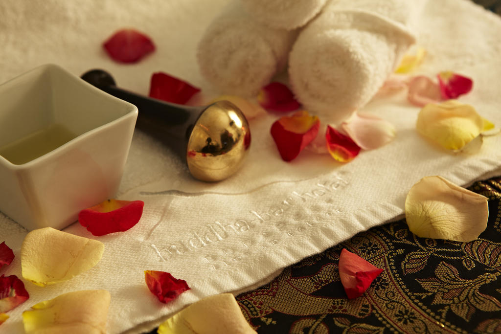 Buddha-Bar Hotel Budapest Klotild Palace Ngoại thất bức ảnh A golden Kegel bell